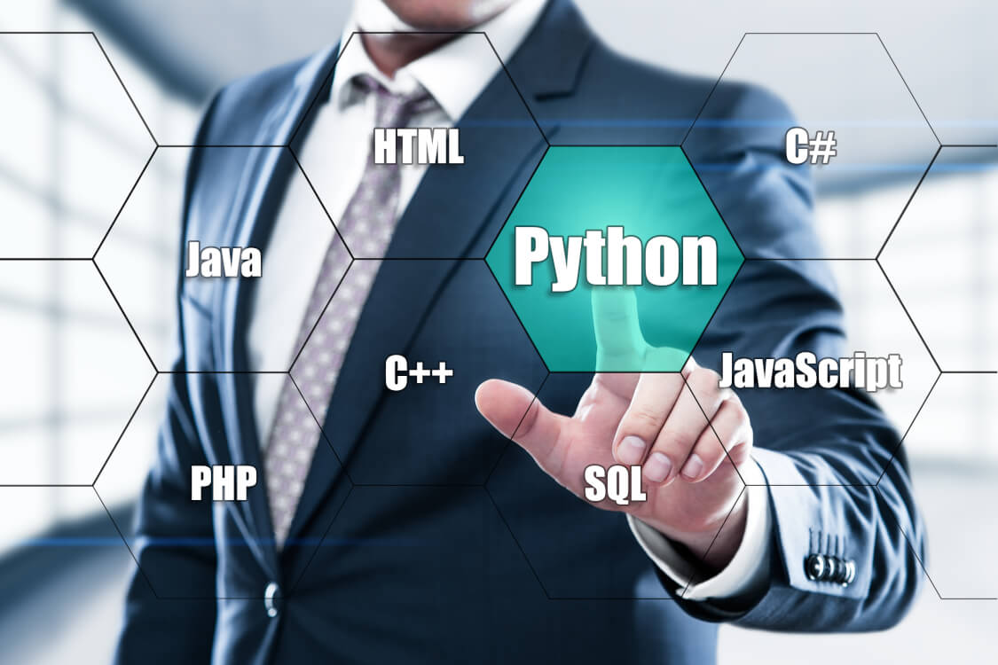 Pythonというプログラミング言語を選択する男性