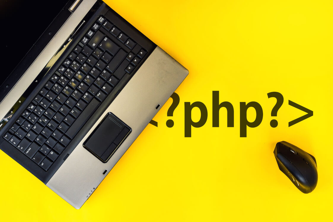 PHPの文字がノートパソコンの裏に隠れている