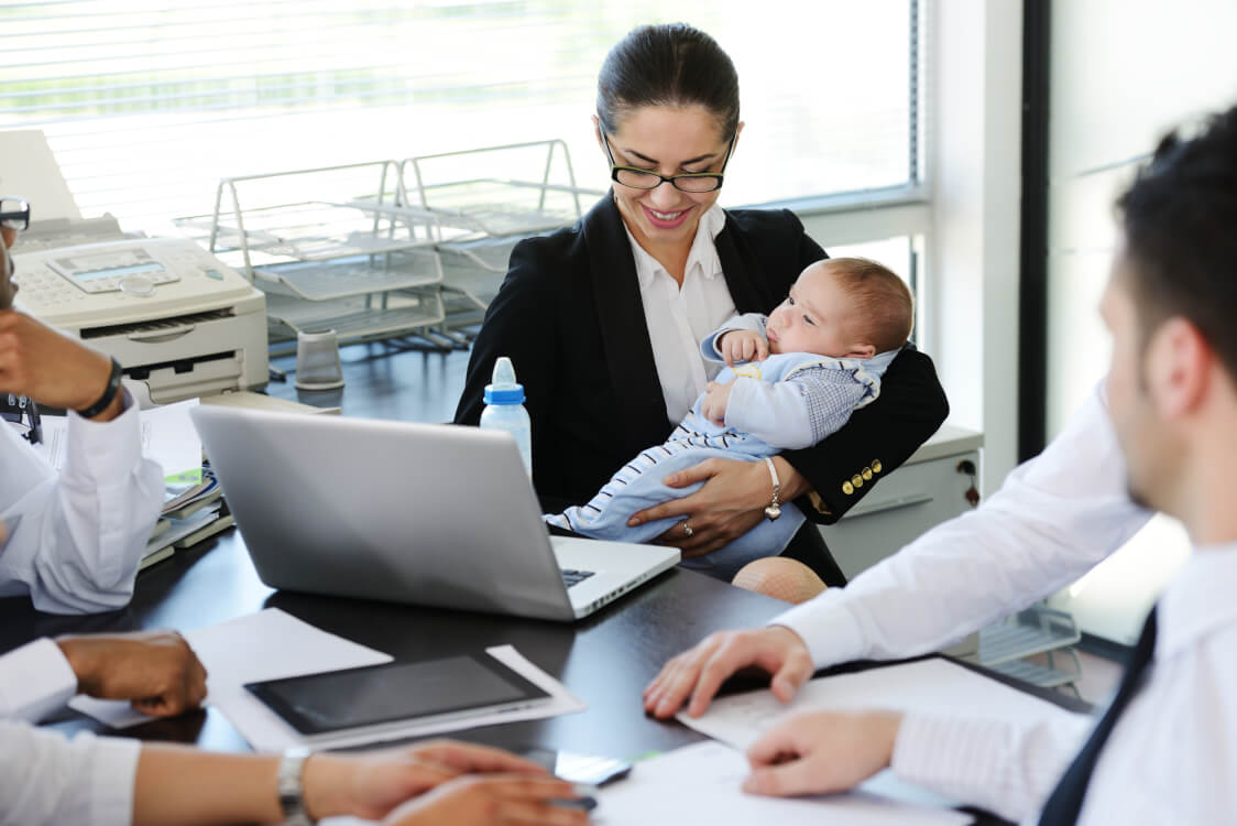 育児をしながら会社で働く母親