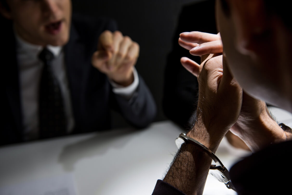 人質司法とは警察が自分たちの意図する回答を容疑者がするまで取り調べをしている状況の事を指します。