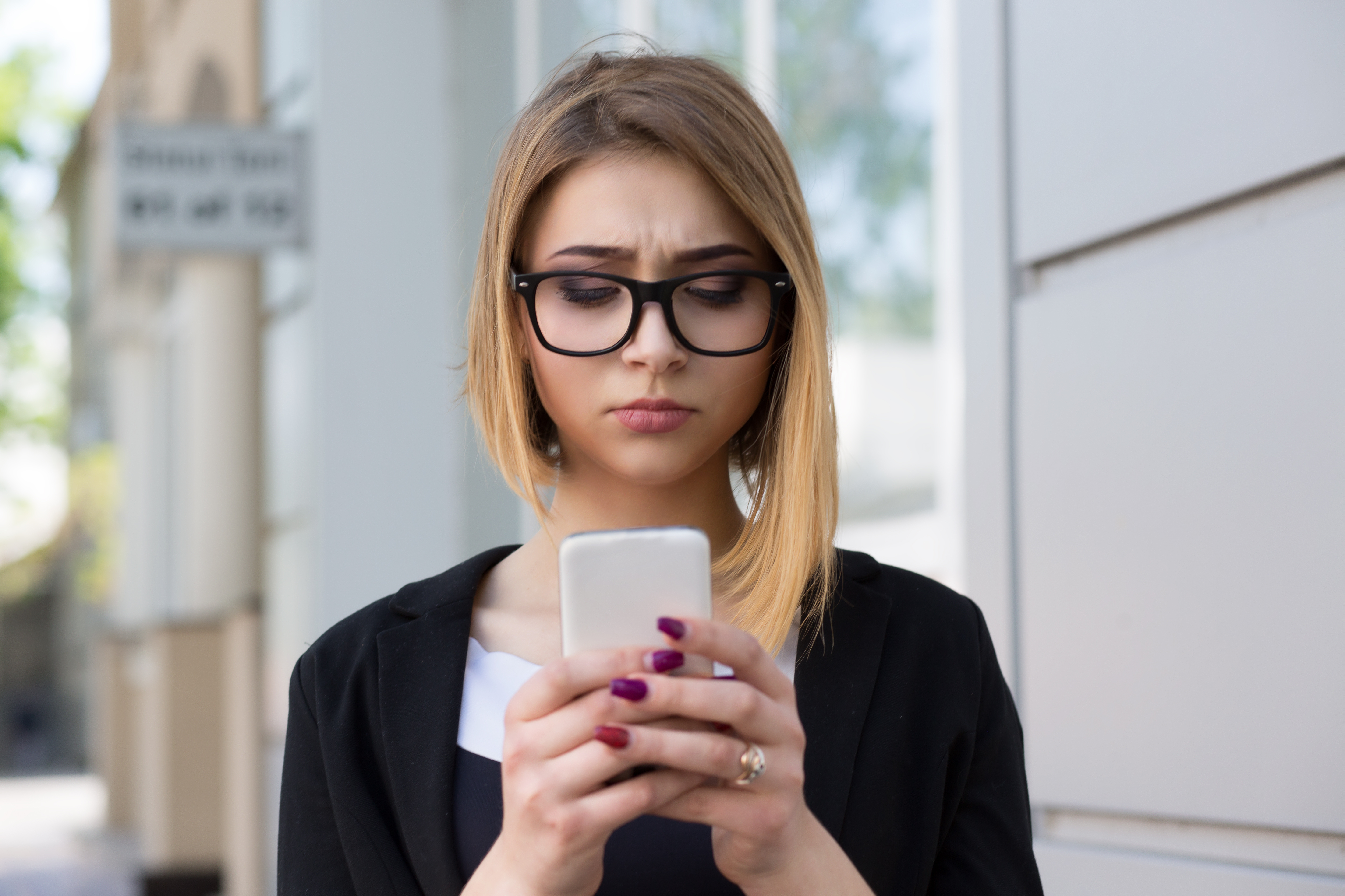 音信不通になった交際相手を心配する女性