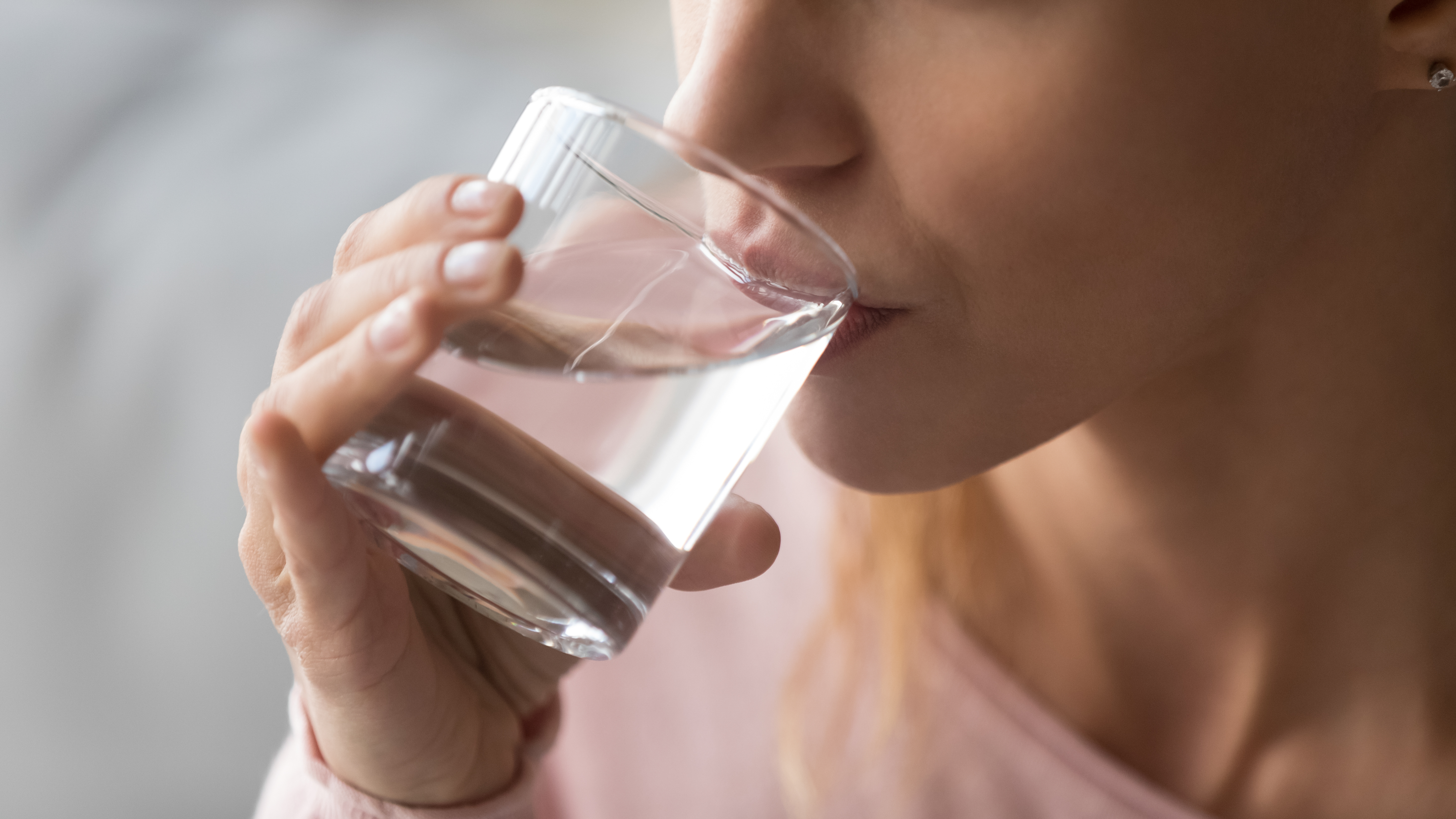 脱水症状に陥らないよう水を飲む女性