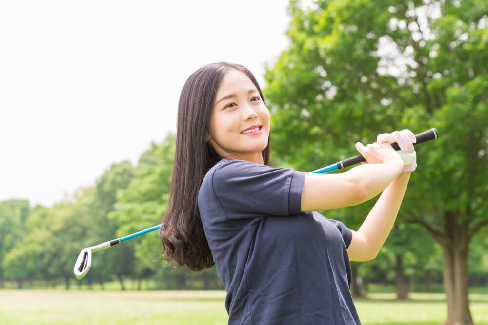 ゴルフをする女性