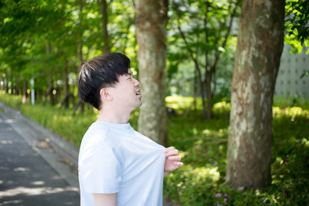 大暑で暑がる男性