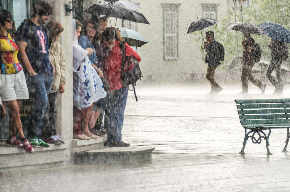 土砂降りのため雨宿りする人達