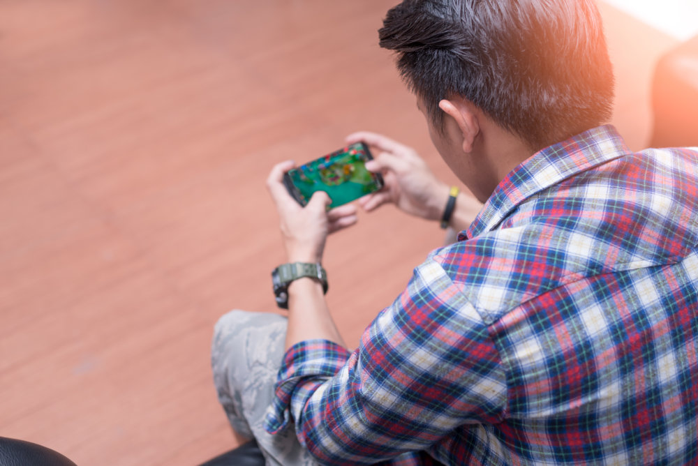 廃課金してスマートフォンゲームを楽しむ人