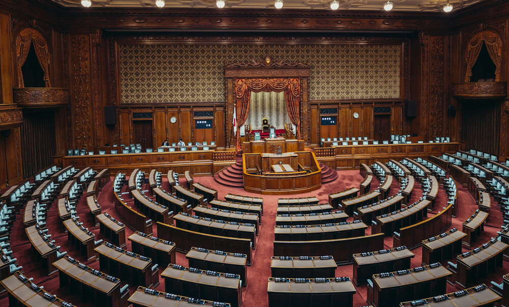 登院して議会に参加する