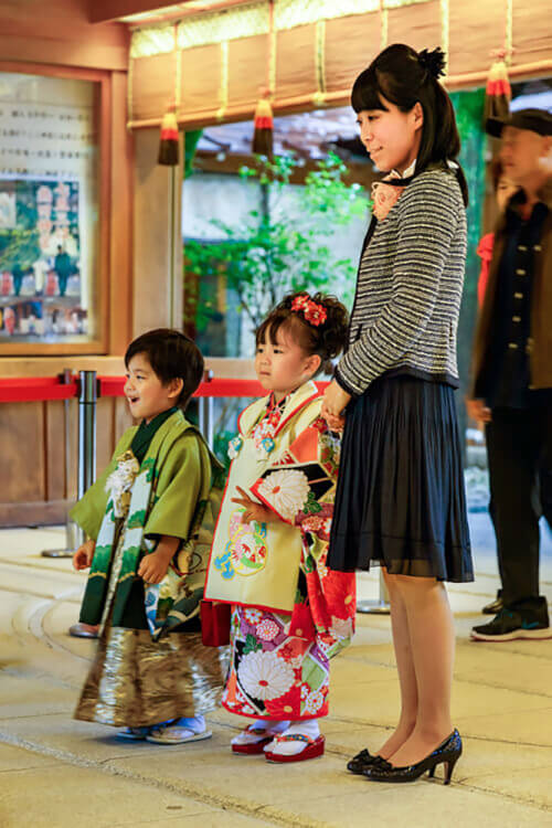 髪置きの儀をする子ども