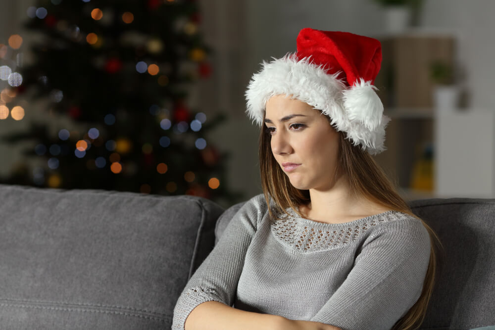 サンタの帽子を被った女性が落ち込んでいる様子