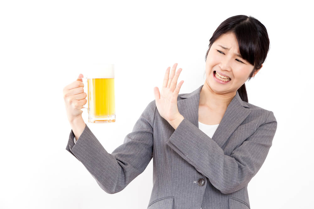 ビールを拒否する女性