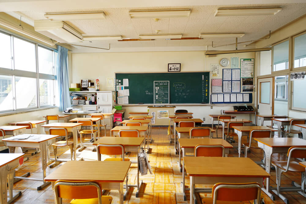 4時禁ルールを設ける学校の放課後の教室