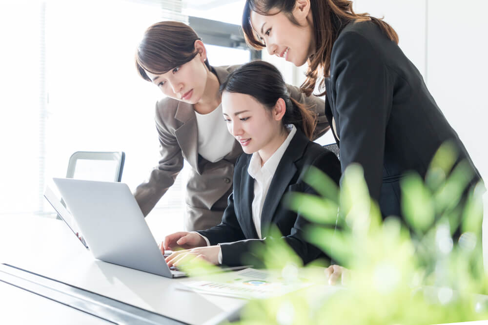 新入社員にOJTをする女性