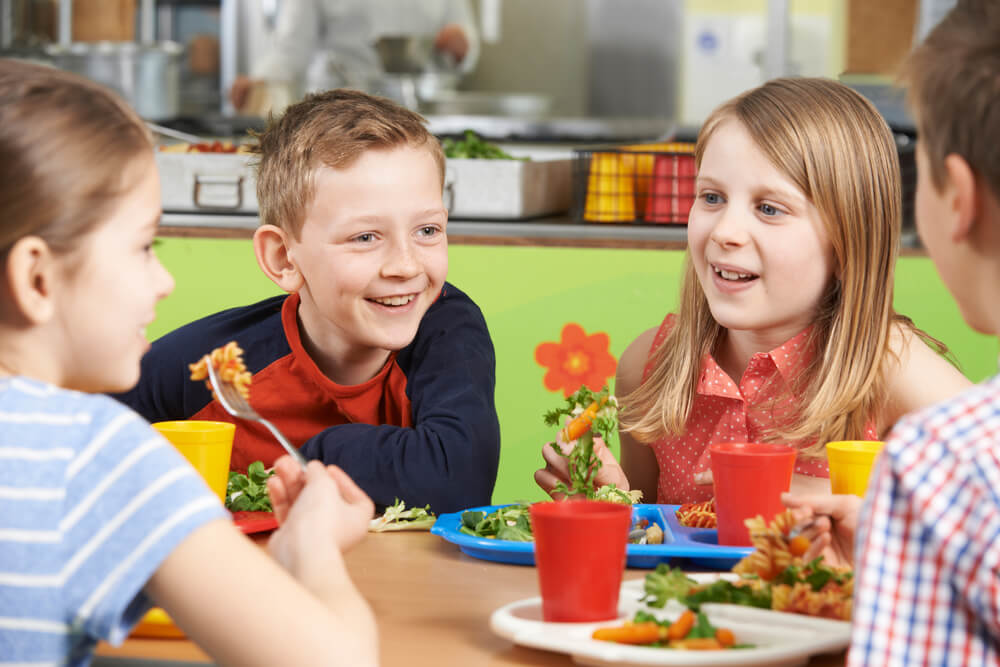 子供食堂で食事をする子供たち