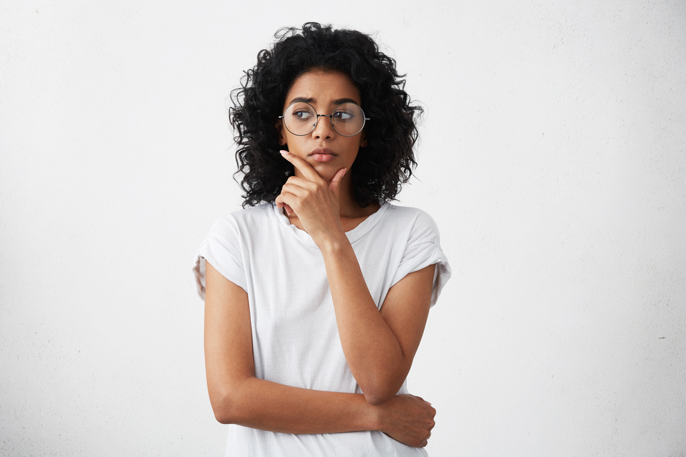 人を以て鑑と為すを考えながら行動する女性