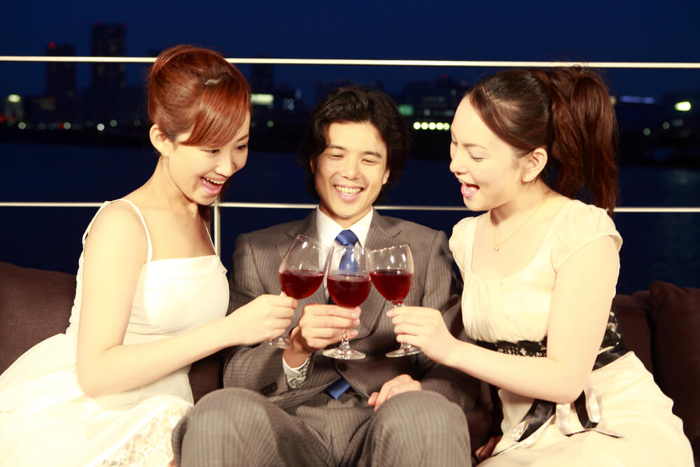 ギャラ飲みで盛り上がる男女