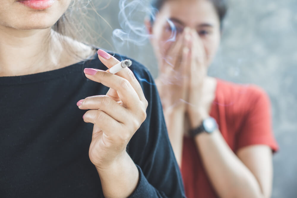 スモークハラスメントを受ける女性