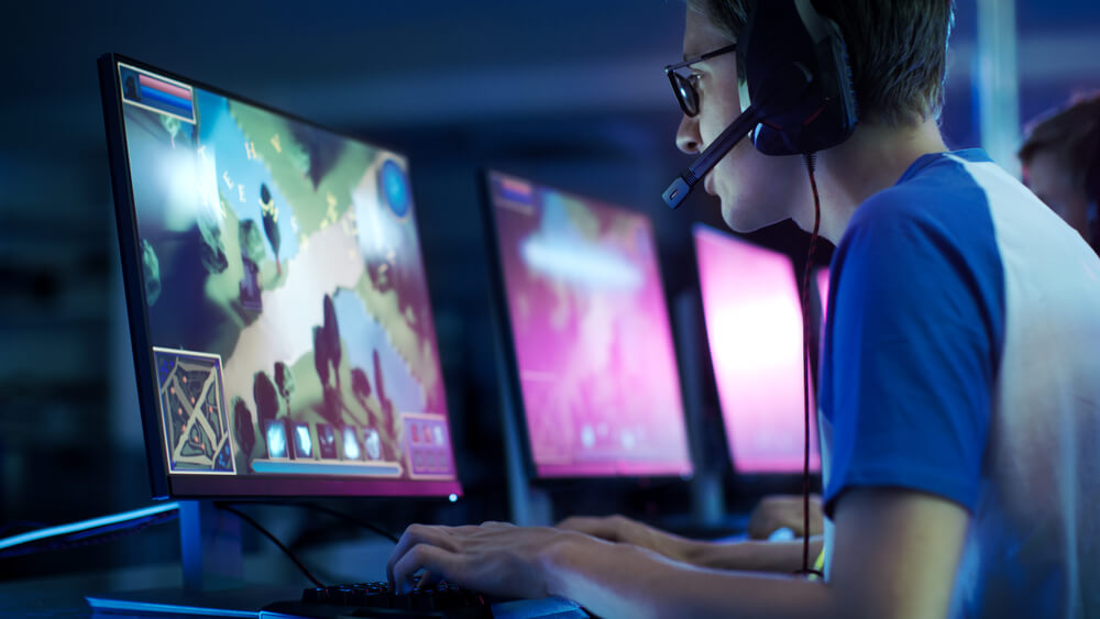 TPSのゲームをする男性