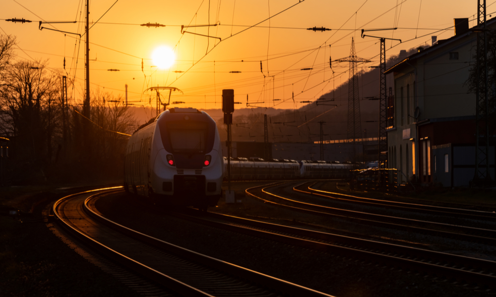 鉄オタの好きな電車が夕陽に照らされる