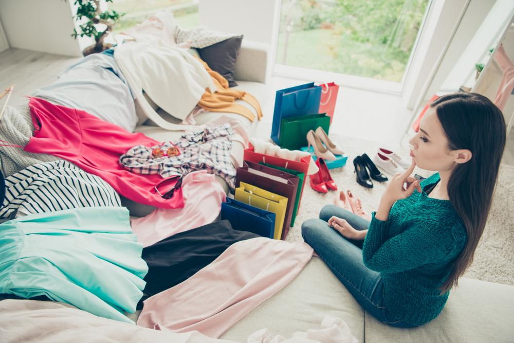 洋服を大人買いする女性