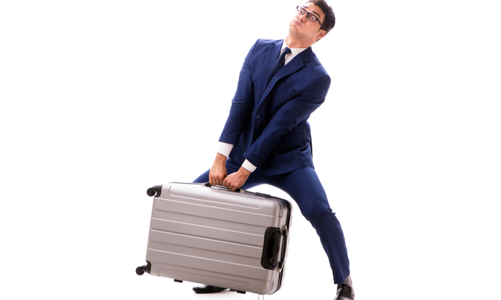 荷が重い仕事に取り組む男性