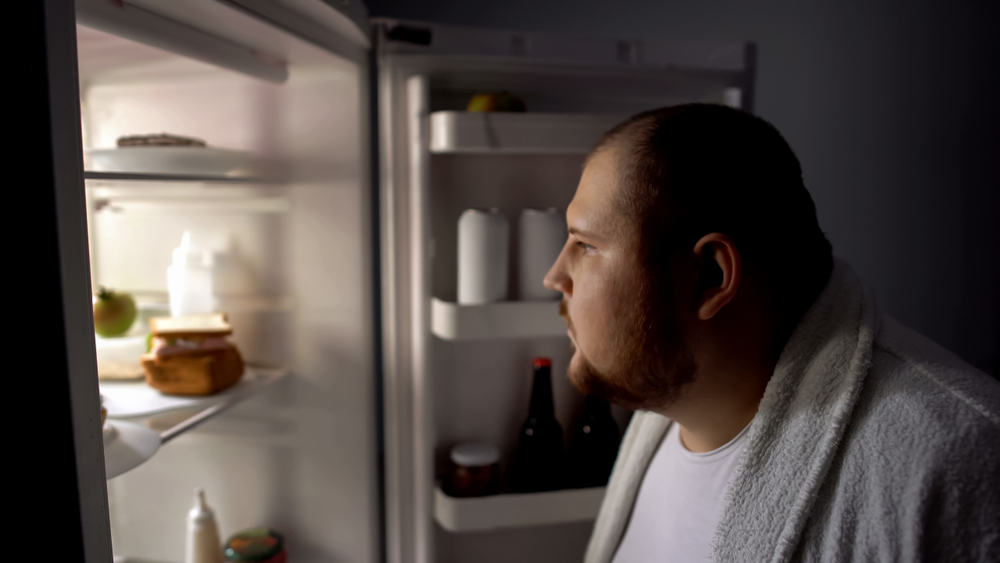 ダイエット中にも関わらず深夜にものを食べる意志薄弱な人