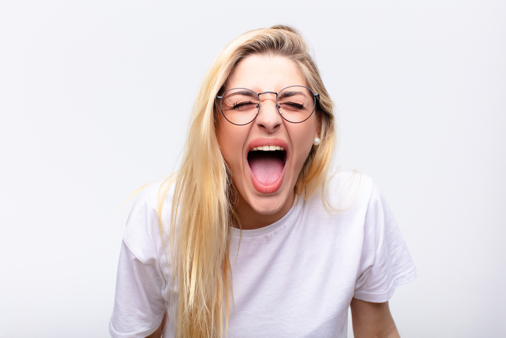 ヤラカシの女子が大声で叫ぶ