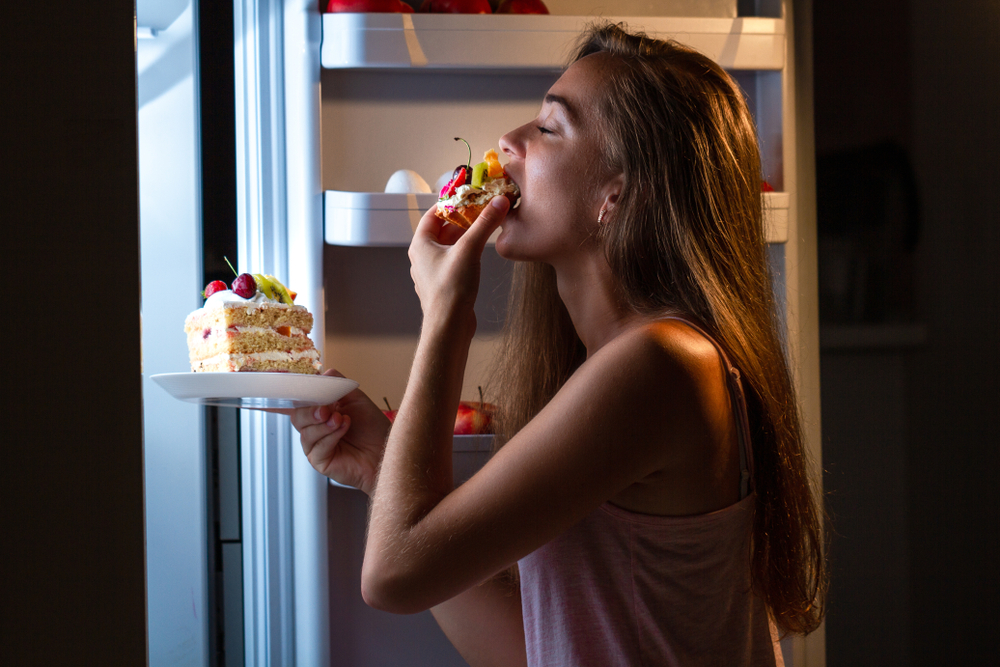 夜中に暴食をしてしまう女性